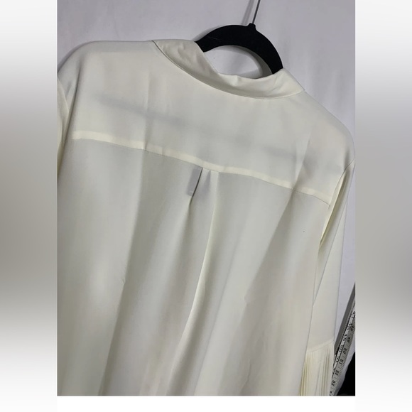 3/$30 NWT Avenue Size
22/24 Button Up Blouse 3/4
Pleated Kimono Style Sleeve - Picture 5 of 16